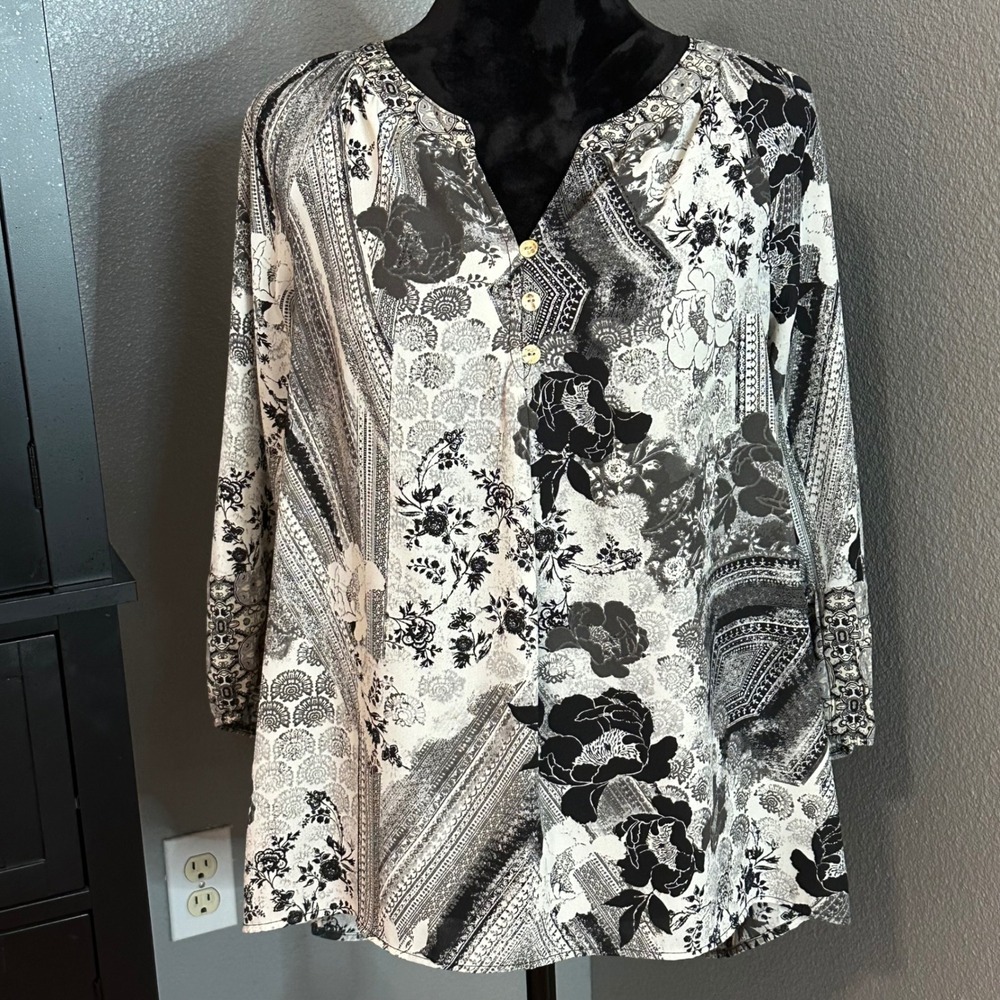 Figueroa & Flower Women's Blouse Size PL Floral Print‎ V-Neck Tunic Monochrome